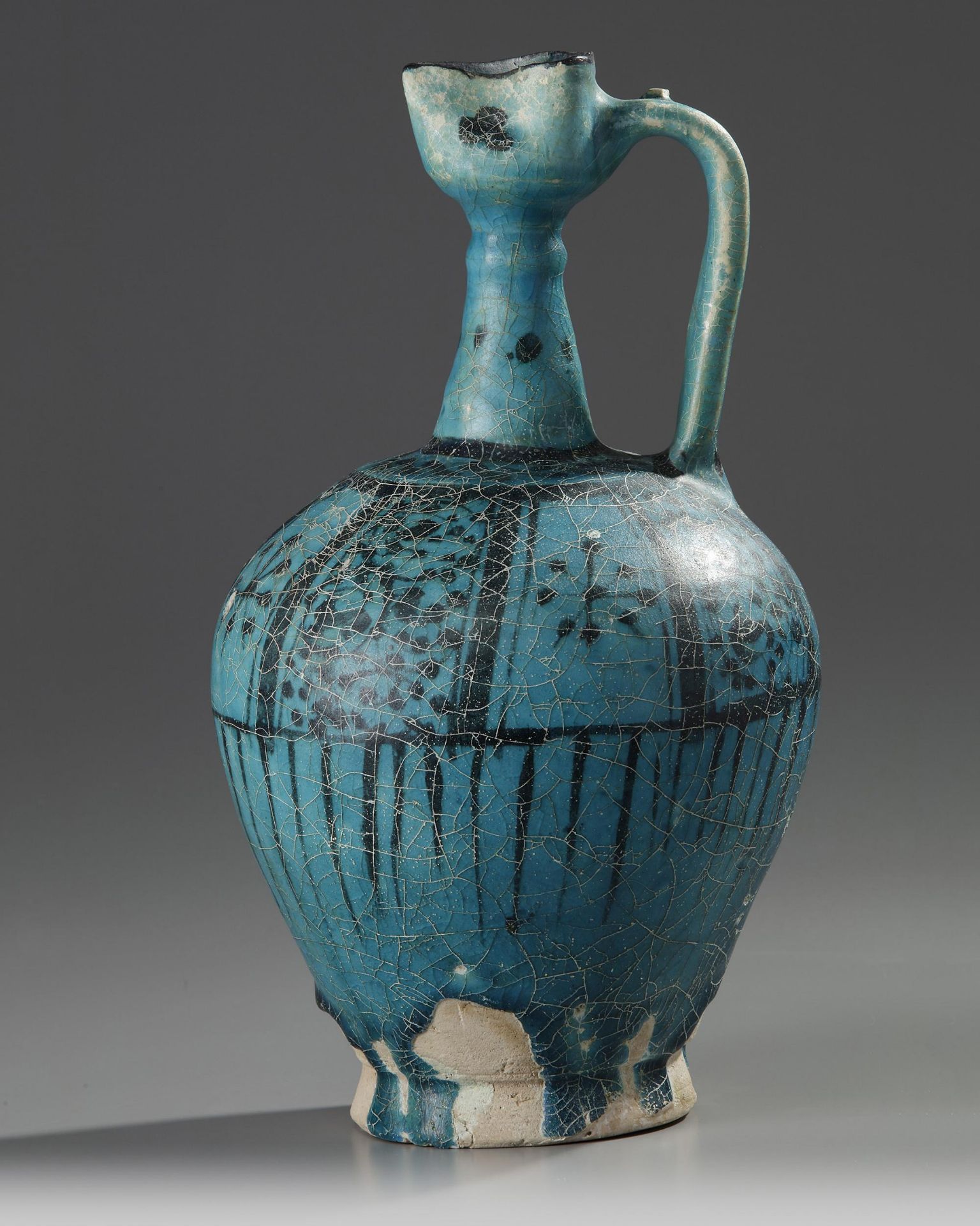 A LARGE RAQQA UNDERGLAZE PAINTED POTTERY EWER, SYRIA, 12TH-13TH CENTURY - Image 5 of 5