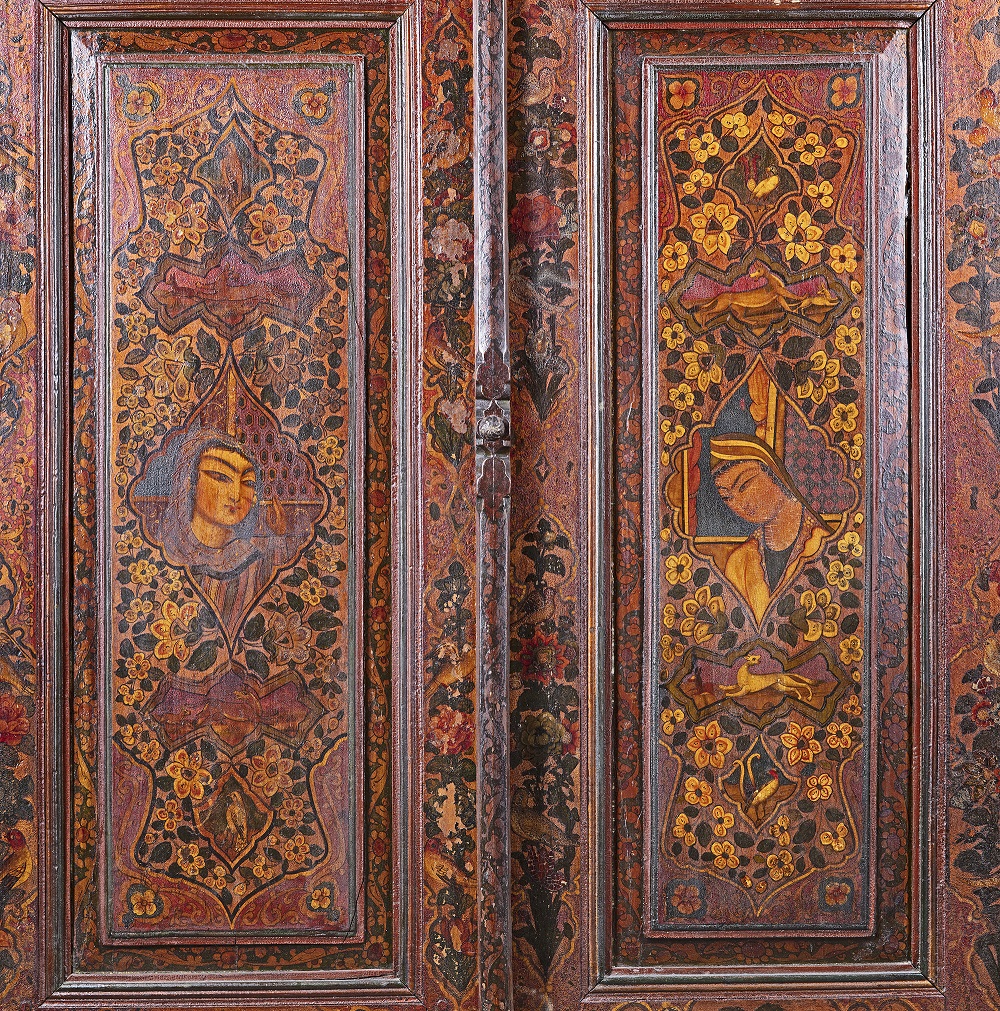 A PAIR OF PERSIAN LACQUERED PANELLED DOORS, QAJAR, 19TH CENTURY - Bild 3 aus 4