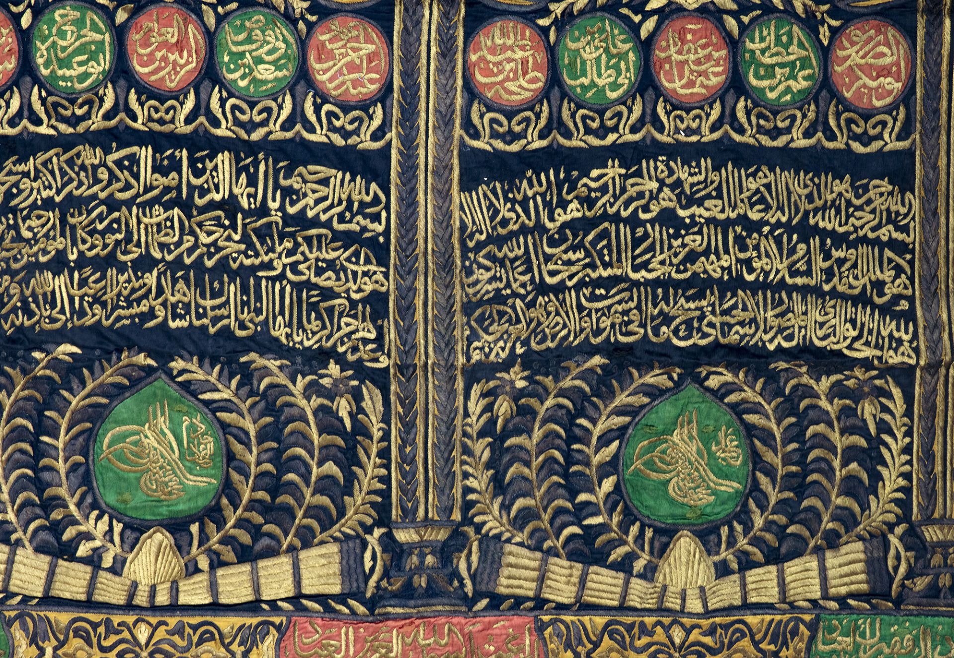 AN OTTOMAN METAL-THREAD CURTAIN OF THE DOOR OR BAB AL-SALAAM IN AL-MASJID AL-HARAM - Bild 2 aus 2