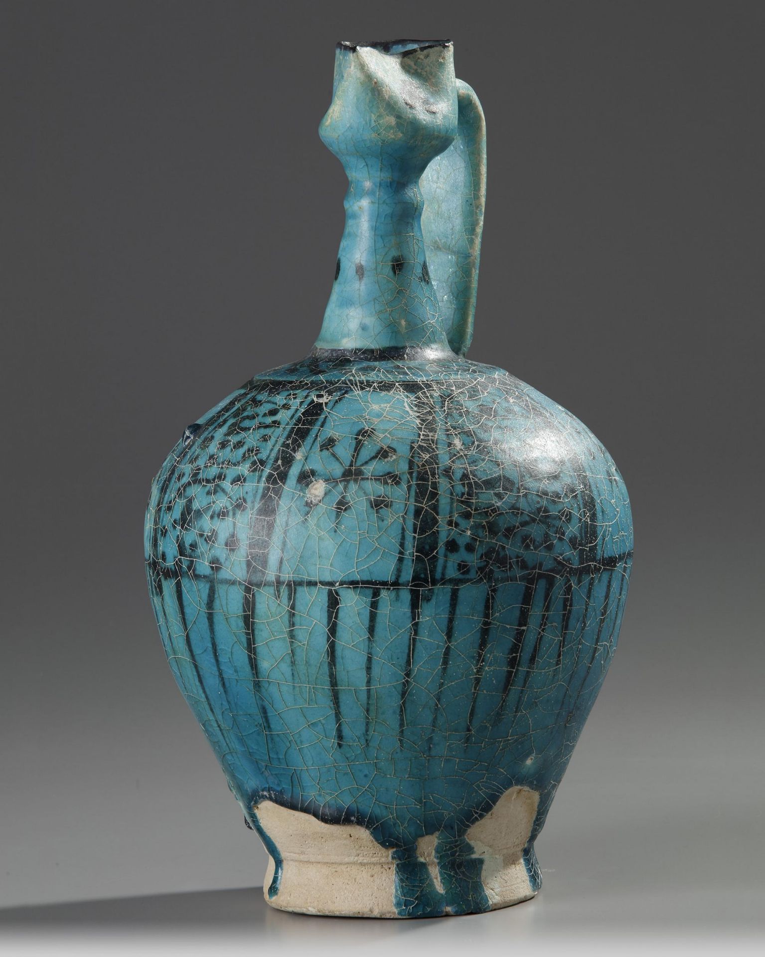 A LARGE RAQQA UNDERGLAZE PAINTED POTTERY EWER, SYRIA, 12TH-13TH CENTURY - Image 3 of 5