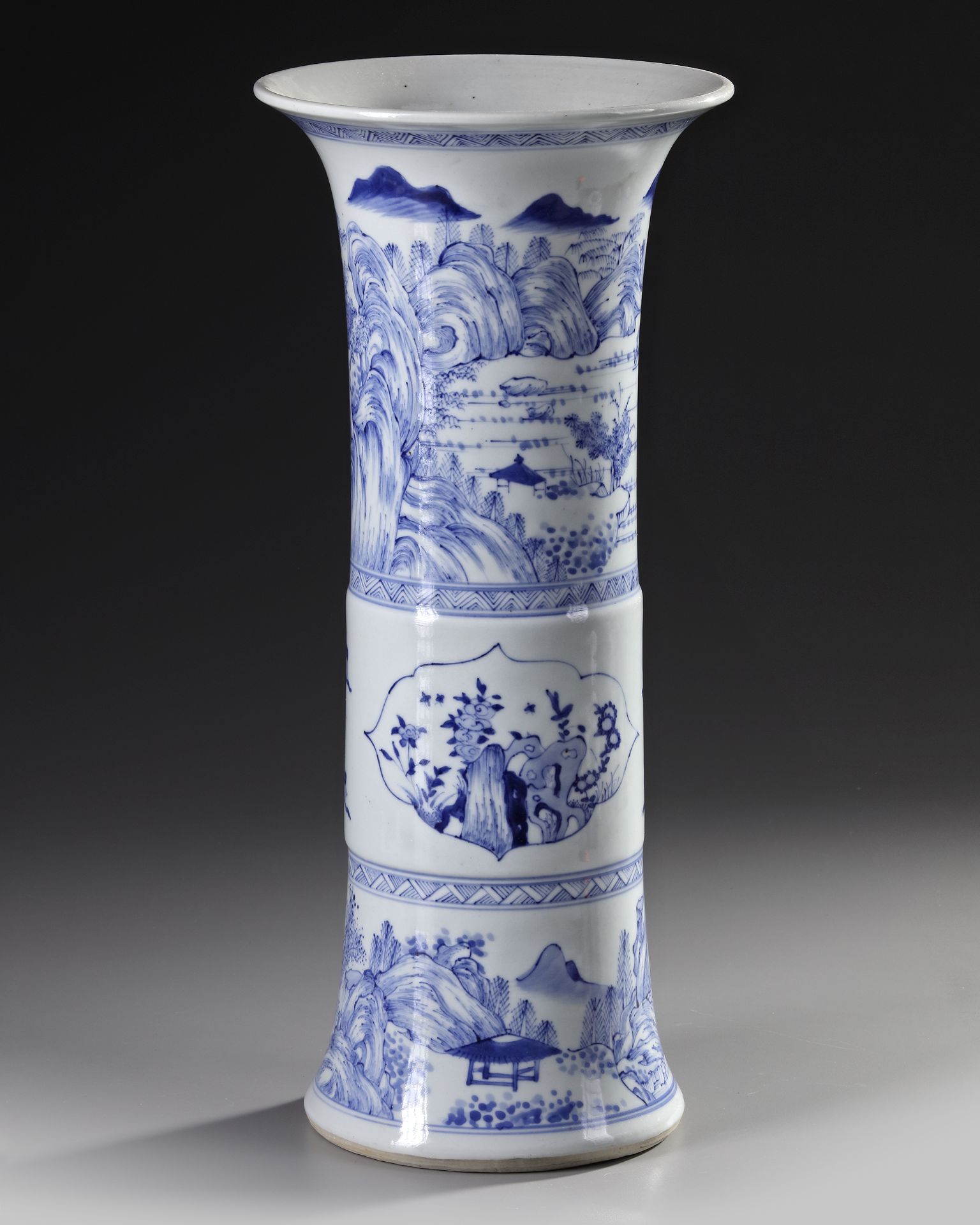 A CHINESE BLUE AND WHITE GU VASE, QING DYNASTY (1644-1911) - Image 3 of 4