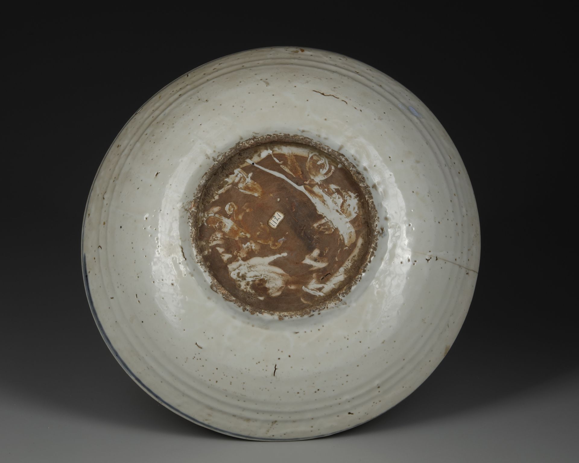 A LARGE CHINESE BLUE AND WHITE SWATOW CHARGER, 16TH-17TH CENTURY - Image 2 of 2