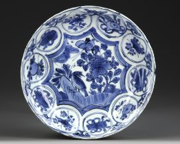 A CHINESE BLUE AND WHITE DISH, WANLI PERIOD (1572-1620)