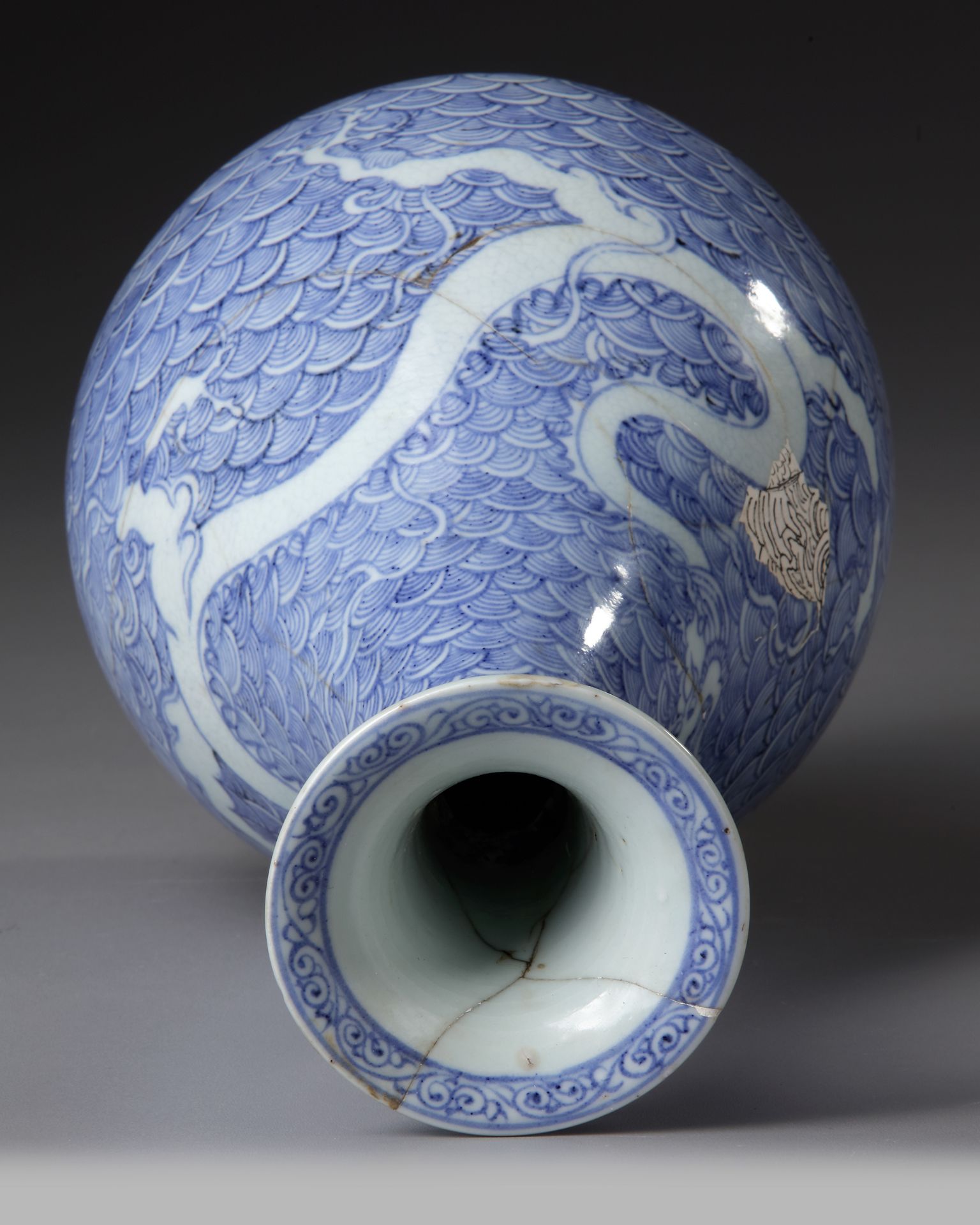 A CHINESE BLUE AND WHITE DRAGON VASE, QING DYNASTY (1644–1911) - Image 3 of 4