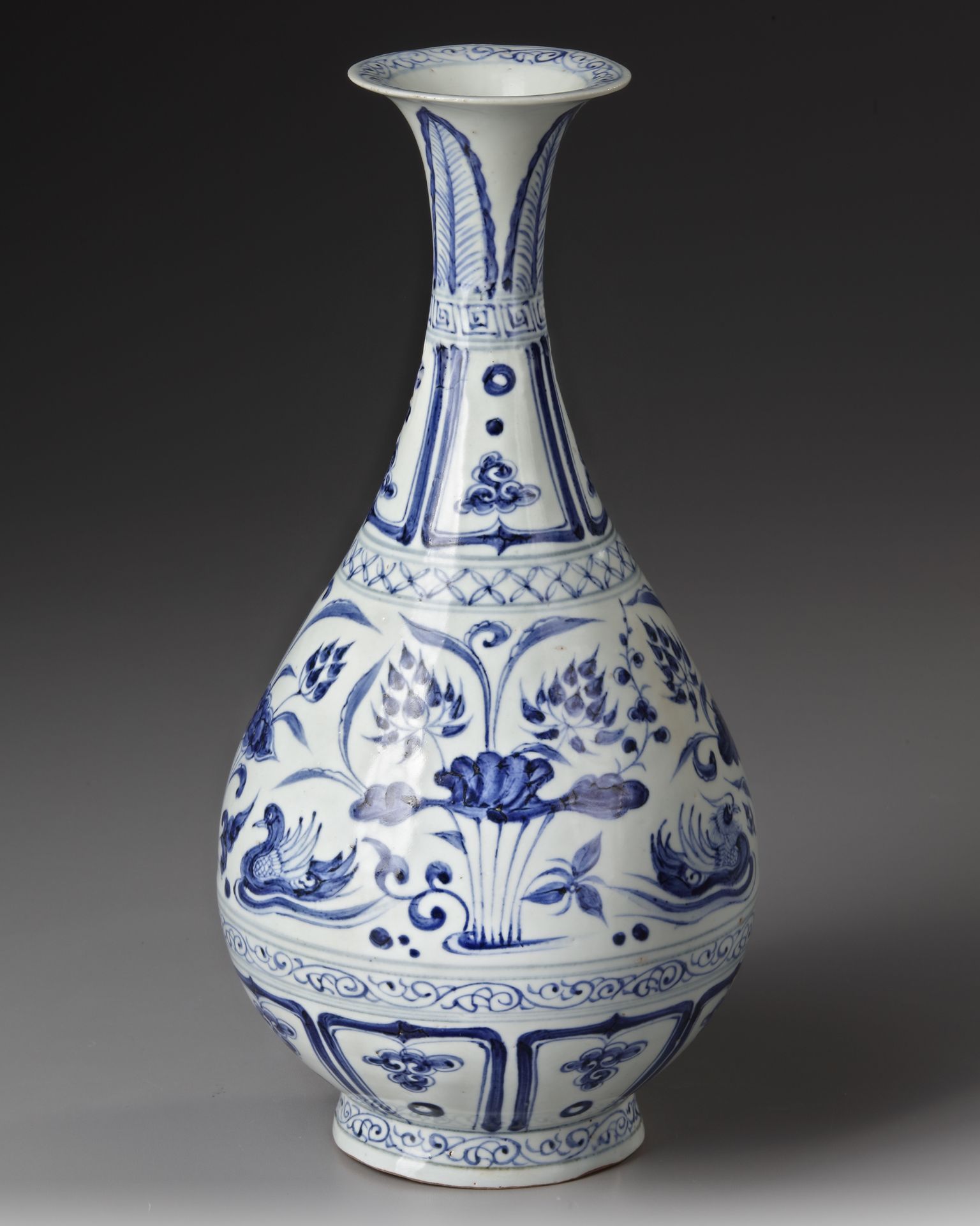 A CHINESE BLUE AND WHITE YUHUCHUNPING VASE, YUAN DYNASTY OR LATER - Image 2 of 4