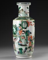 A CHINESE FAMILLE VERTE FIGURAL ROULEAU VASE, 19TH-20TH CENTURY