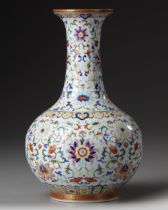 A CHINESE FAMILLE ROSE BOTTLE VASE, 19TH CENTURY