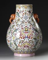 A CHINESE FAMILLE ROSE VASE, 19TH-20TH CENTURY