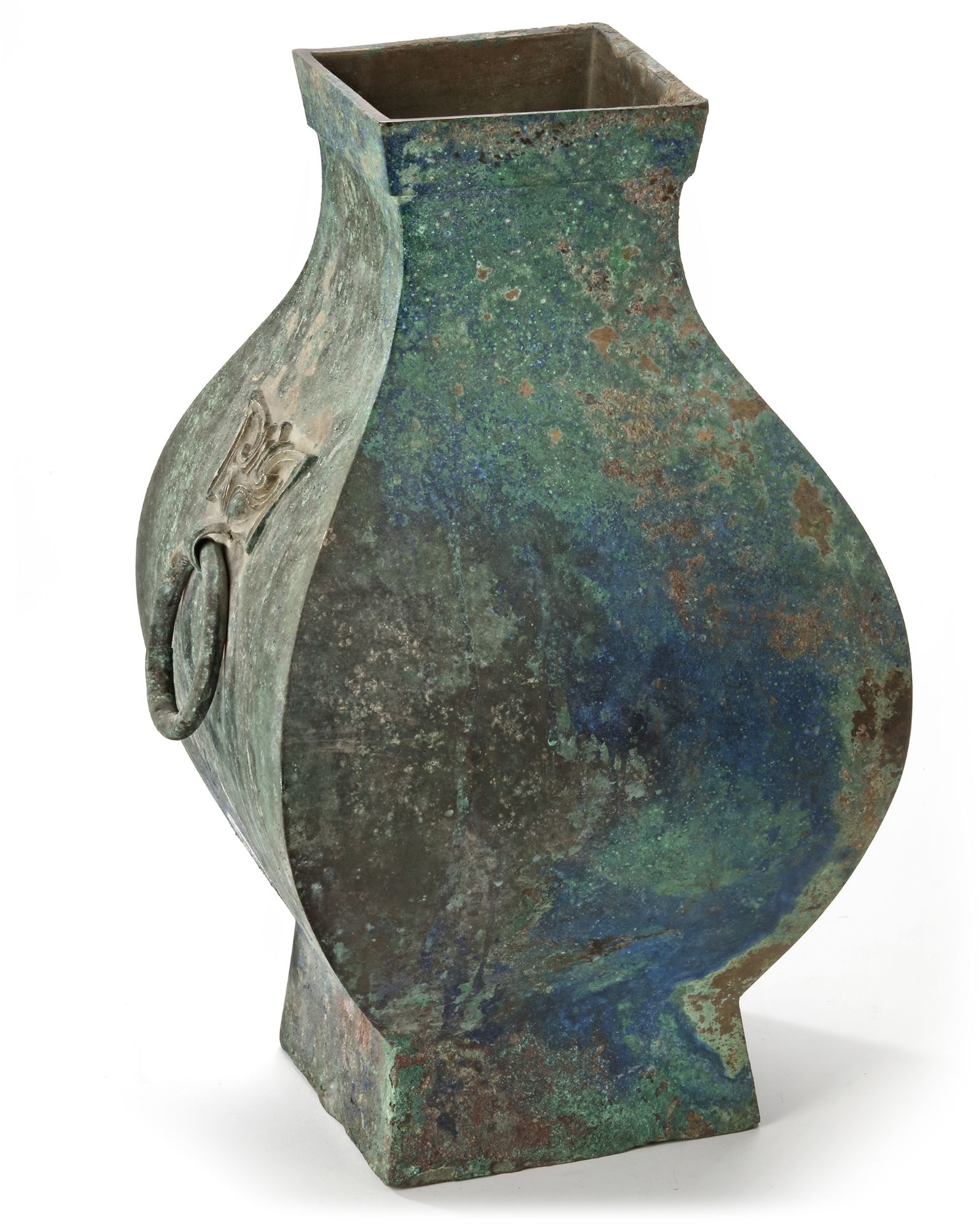 A CHINESE BRONZE SQUARE-SECTION TWIN-HANDLED HU VASE, HAN DYNASTY (206 BC-220AD) - Image 3 of 6