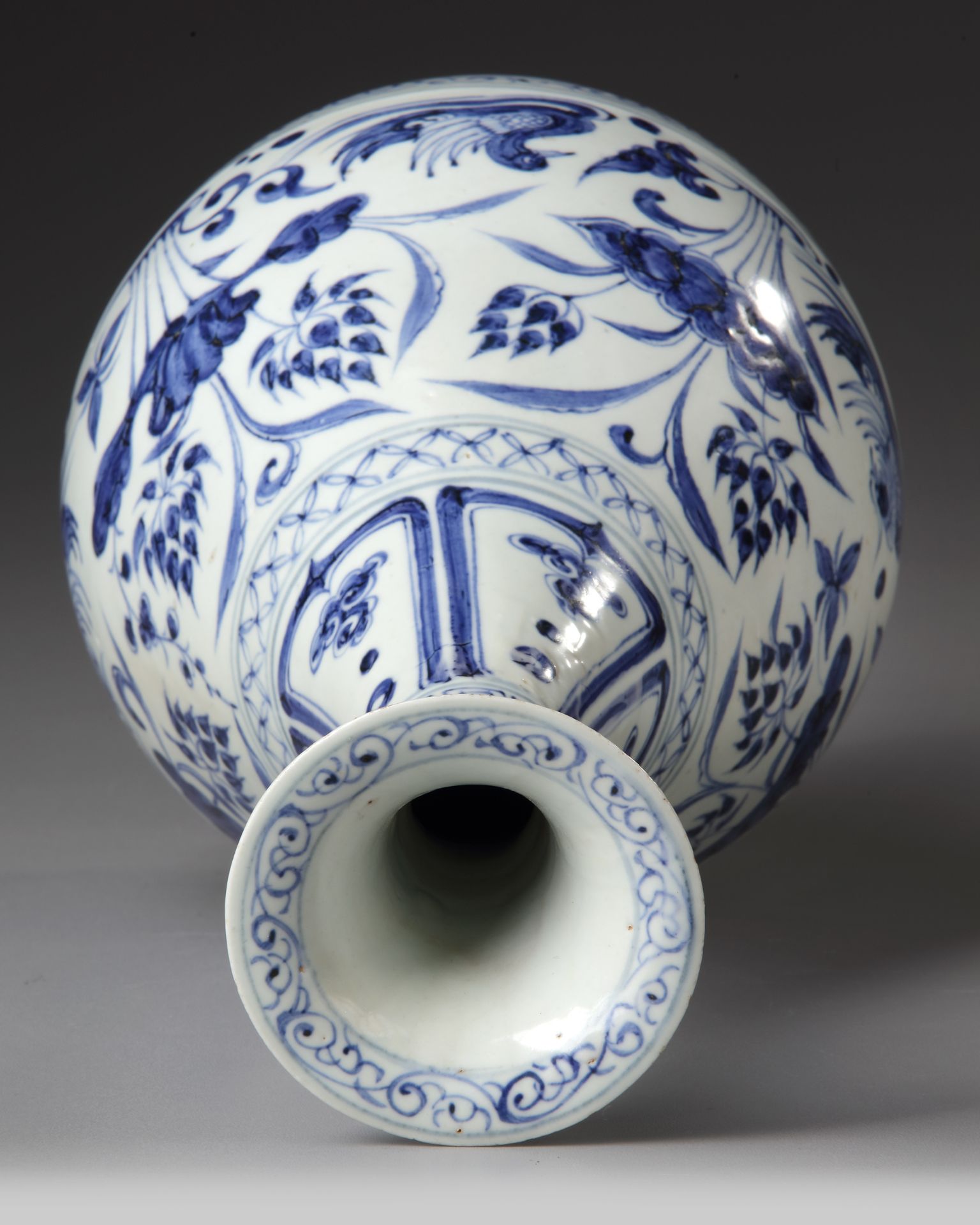 A CHINESE BLUE AND WHITE YUHUCHUNPING VASE, YUAN DYNASTY OR LATER - Image 4 of 4