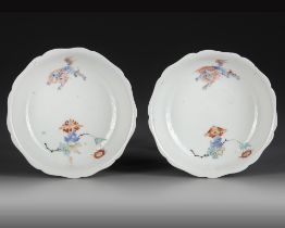 A PAIR OF JAPANESE KAKIEMON DISHES, 17TH CENTURY