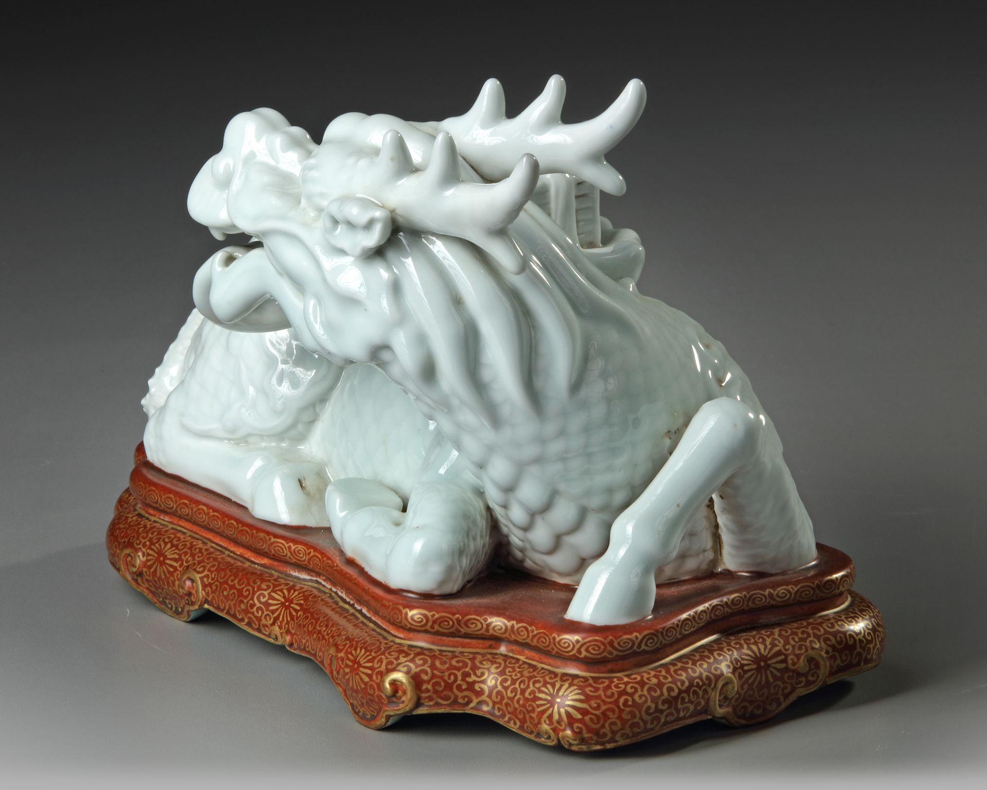 A CHINESE WHITE GLAZED SEATED DRAGON, QING DYNASTY (1644–1911) - Image 4 of 5