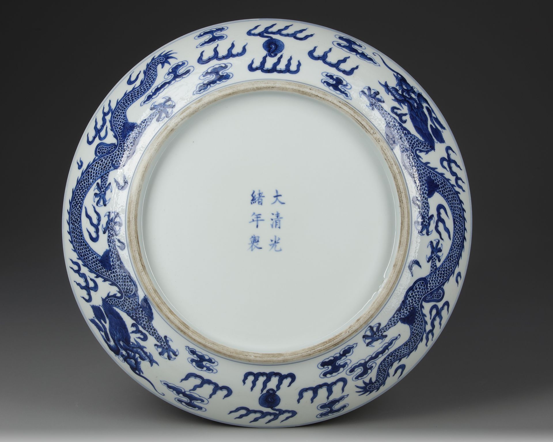 A CHINESE BLUE AND WHITE DRAGON DISH, 19TH-20TH CENTURY - Image 2 of 2