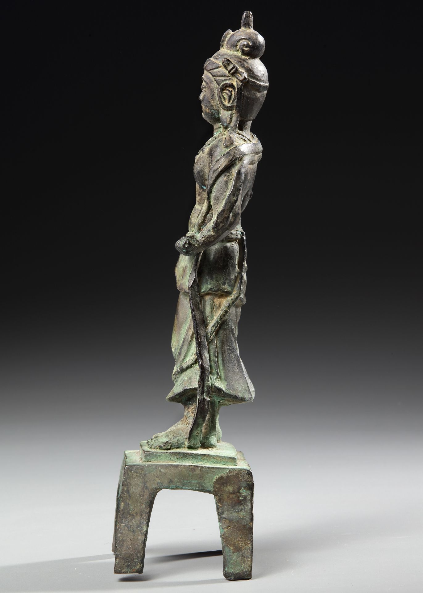 A CHINESE BRONZE FIGURE OF GUANYIN, 17TH CENTURY - Image 3 of 7