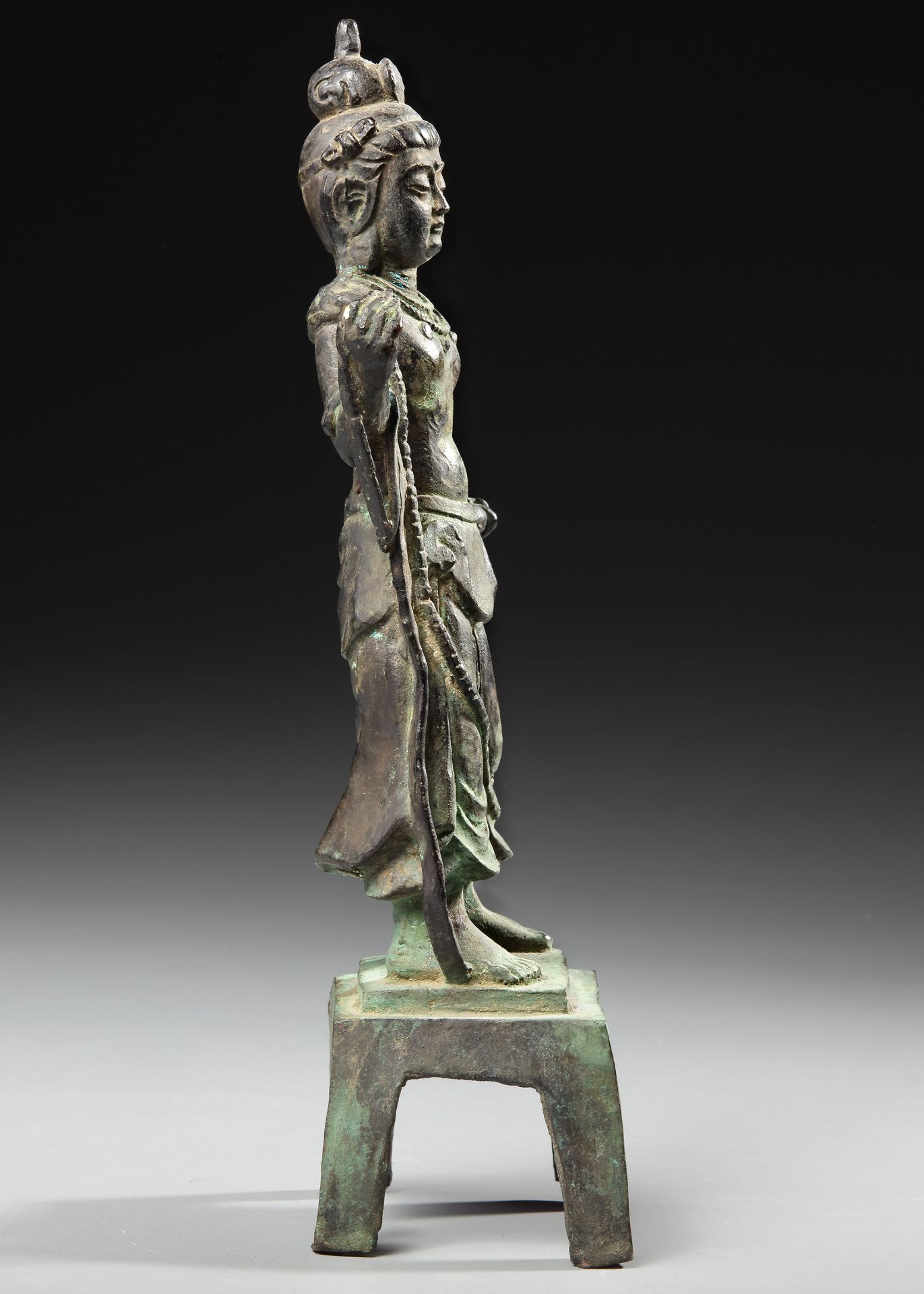 A CHINESE BRONZE FIGURE OF GUANYIN, 17TH CENTURY - Image 5 of 7