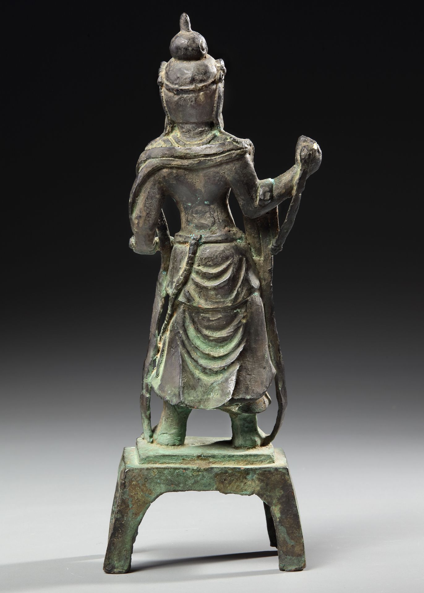 A CHINESE BRONZE FIGURE OF GUANYIN, 17TH CENTURY - Image 4 of 7
