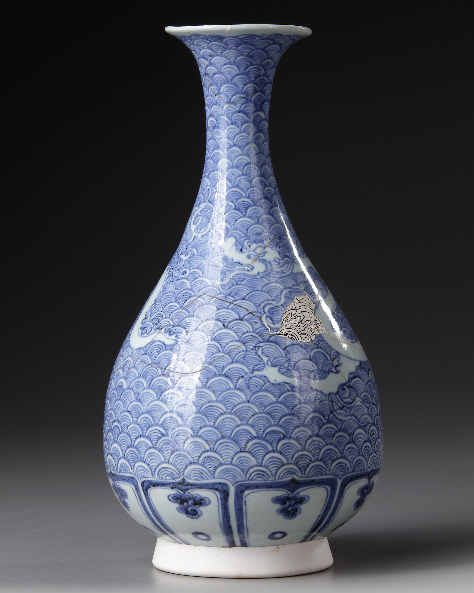 A CHINESE BLUE AND WHITE DRAGON VASE, QING DYNASTY (1644–1911)