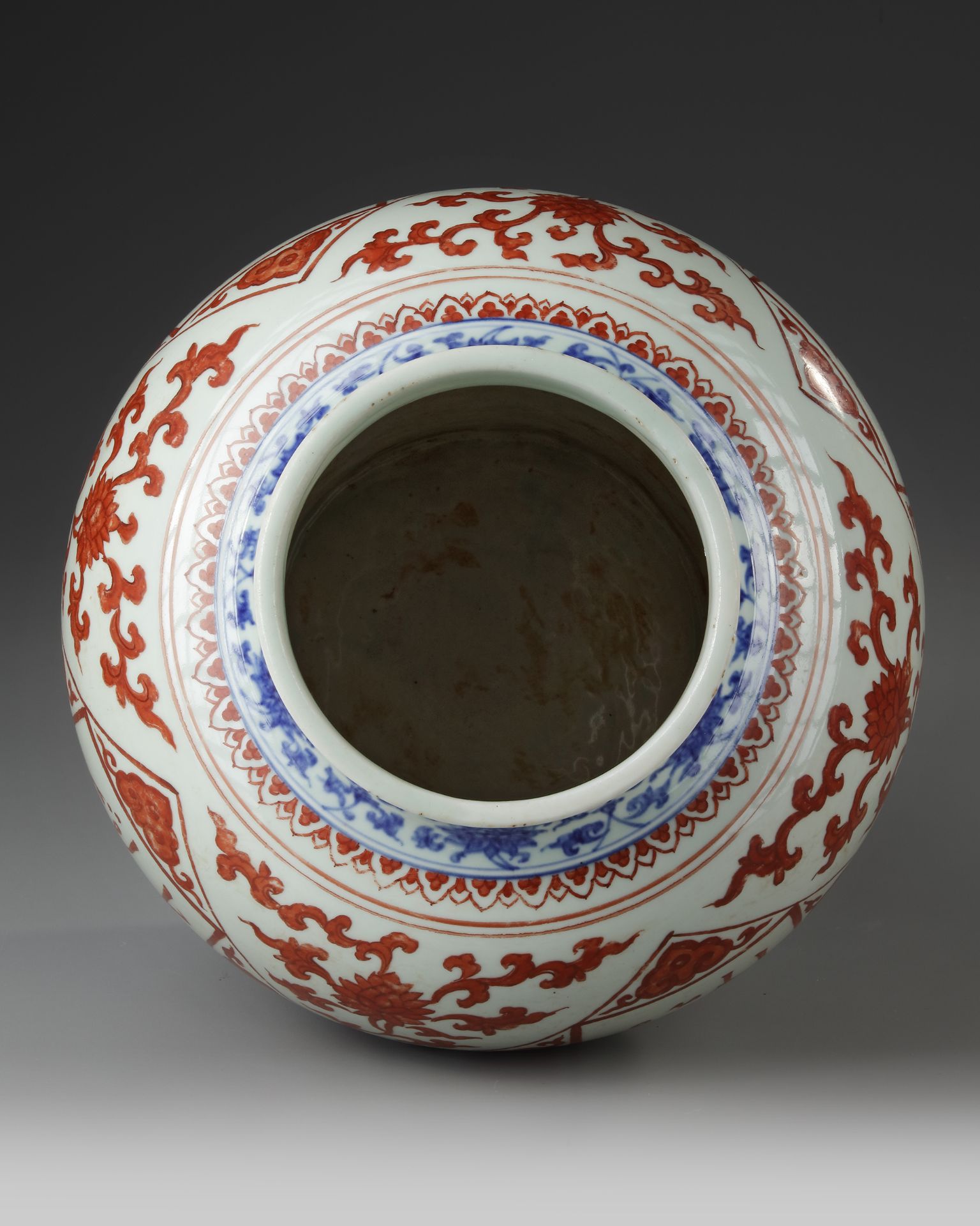 A CHINESE BLUE AND COPPER RED DECORATED ISLAMIC-MARKET JAR, MING DYNASTY (1368-1644) OR LATER - Image 3 of 4