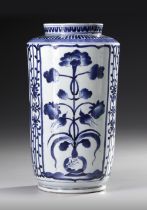 A JAPANESE BLUE AND WHITE CYLINDRICAL ARITA VASE, LATE 17TH CENTURY