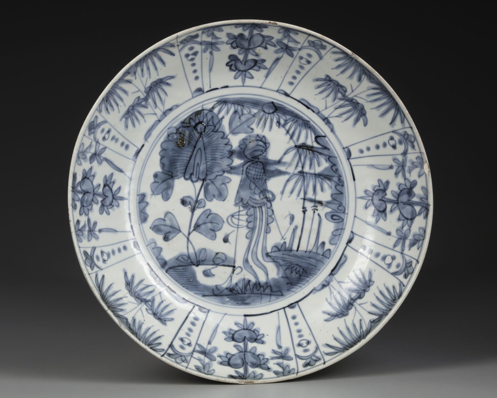 A LARGE CHINESE BLUE AND WHITE SWATOW CHARGER, 16TH-17TH CENTURY