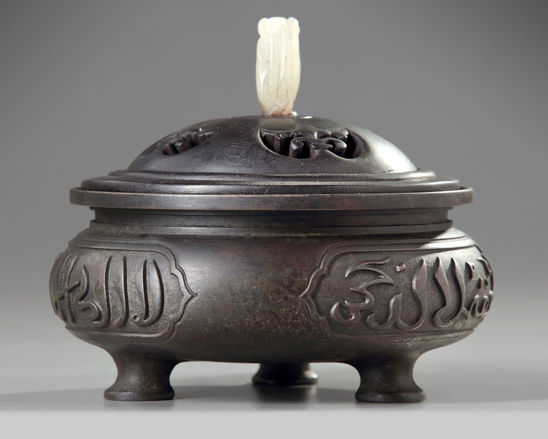 A CHINESE BRONZE TRIPOD CENSER FOR THE ISLAMIC MARKET, QING DYNASTY (1644-1911) - Image 3 of 4