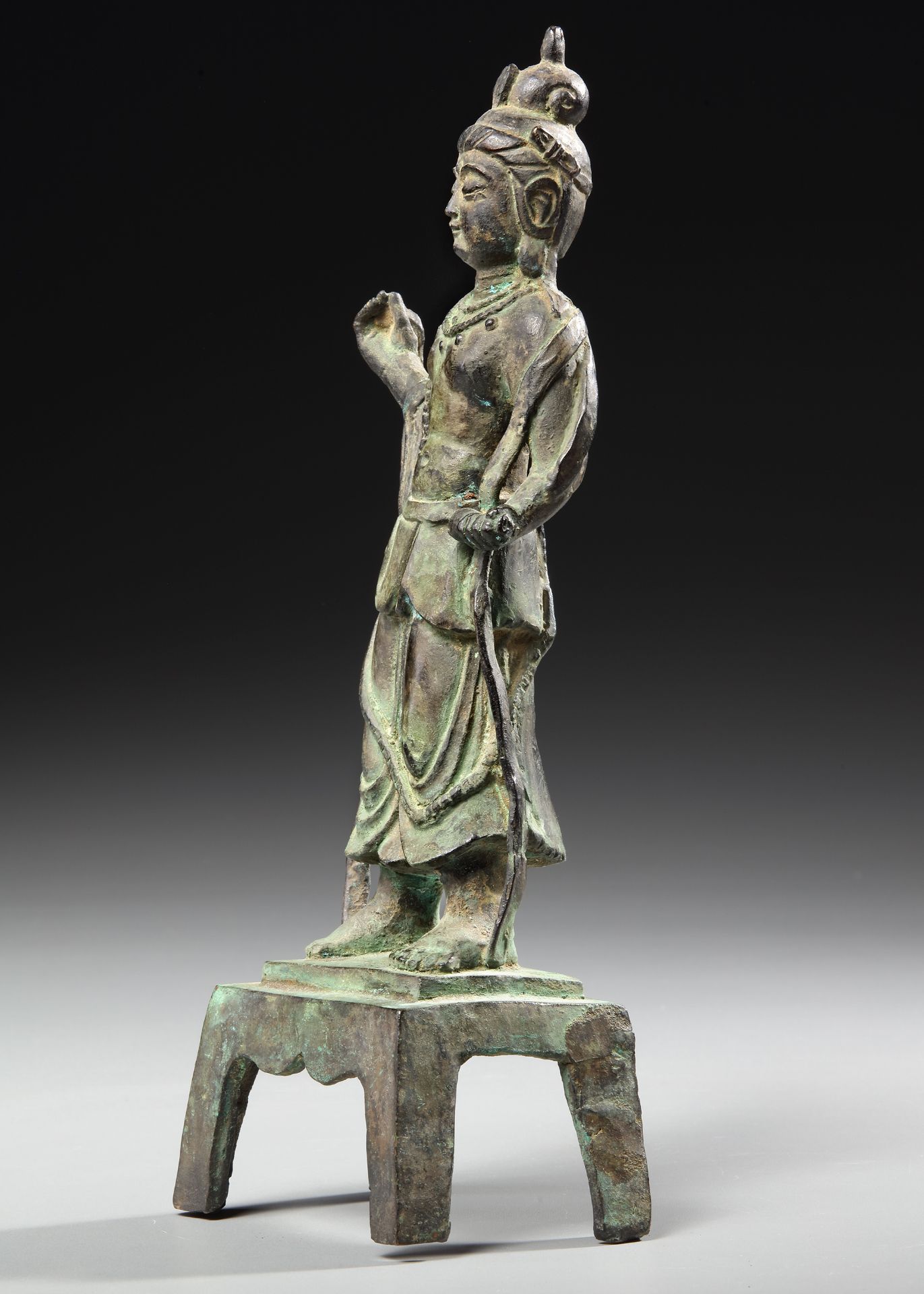 A CHINESE BRONZE FIGURE OF GUANYIN, 17TH CENTURY - Image 2 of 7