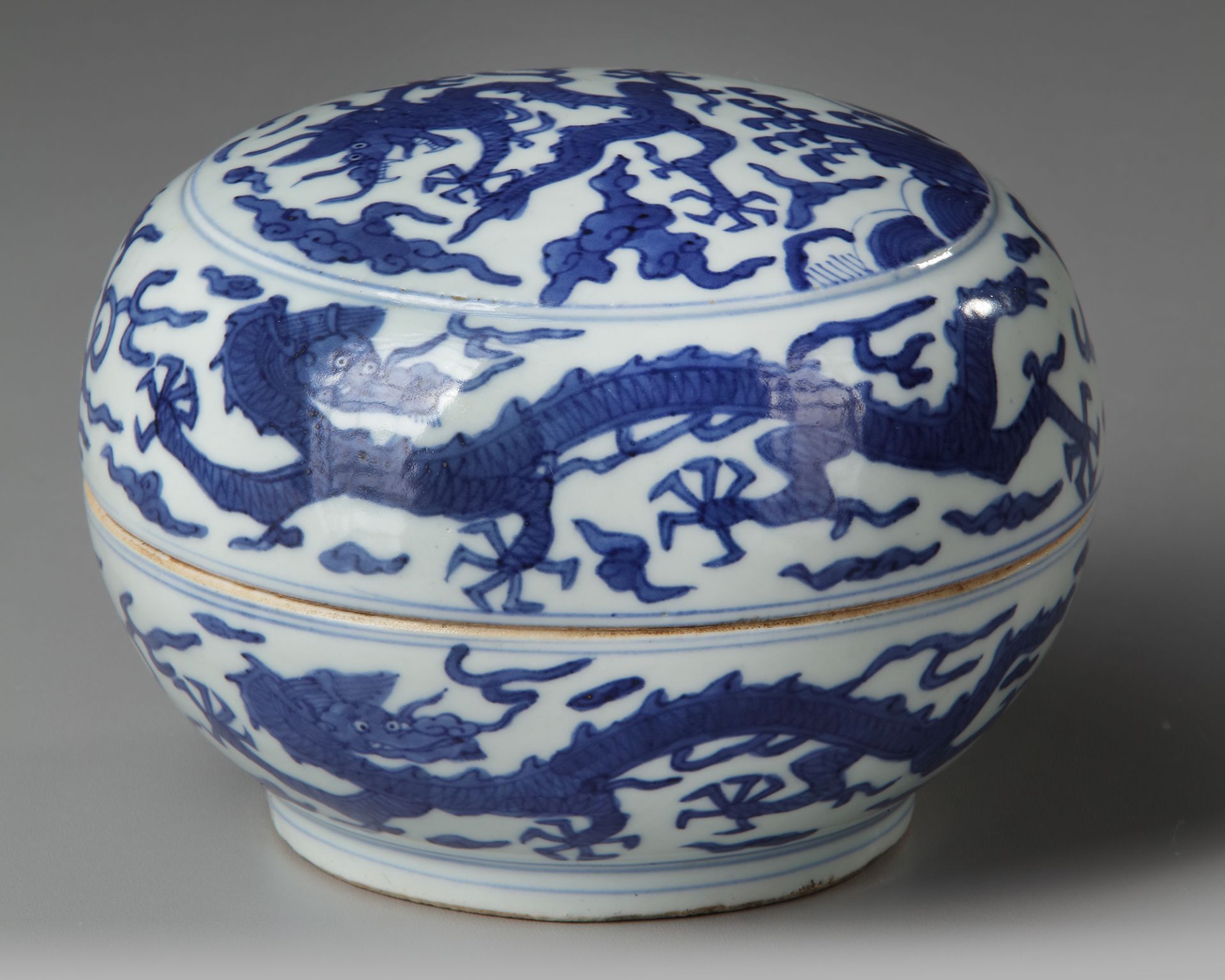 A CHINESE BLUE AND WHITE BOX AND COVER, QING DYNASTY (1644–1911)