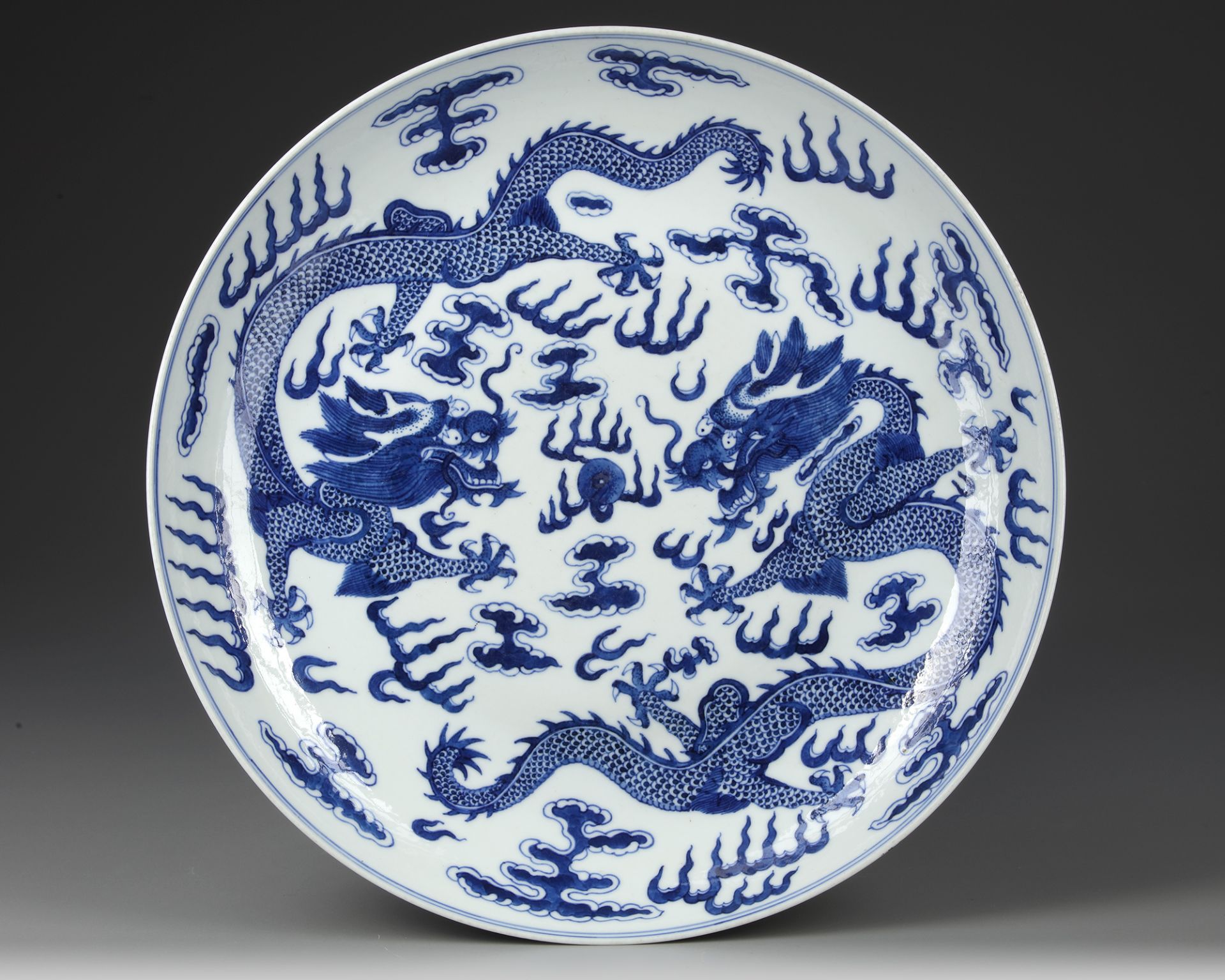 A CHINESE BLUE AND WHITE DRAGON DISH, 19TH-20TH CENTURY