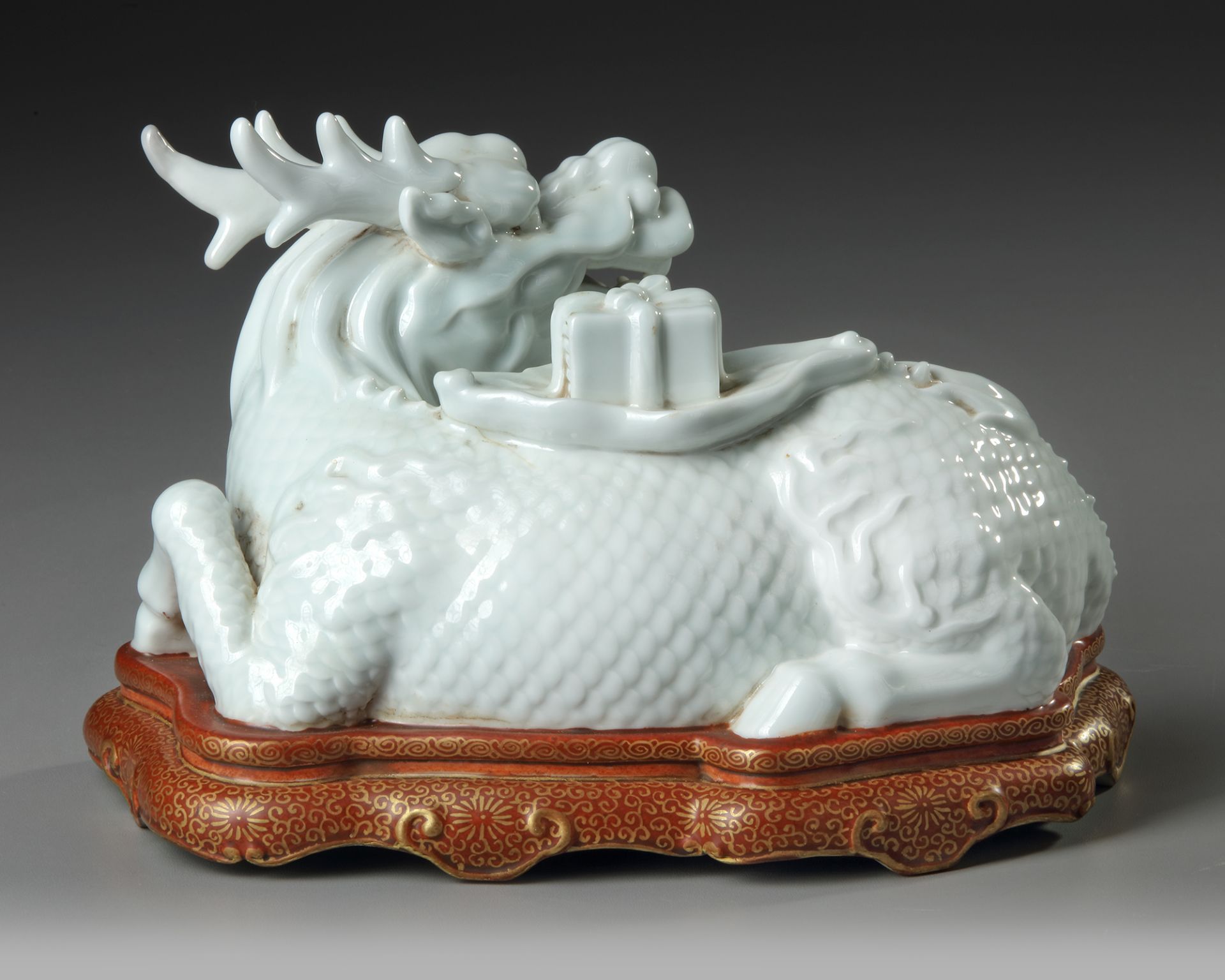 A CHINESE WHITE GLAZED SEATED DRAGON, QING DYNASTY (1644–1911) - Image 3 of 5