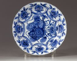 A CHINESE BLUE AND WHITE SCALLOPED RIM DISH, WANLI PERIOD (1573-1619)