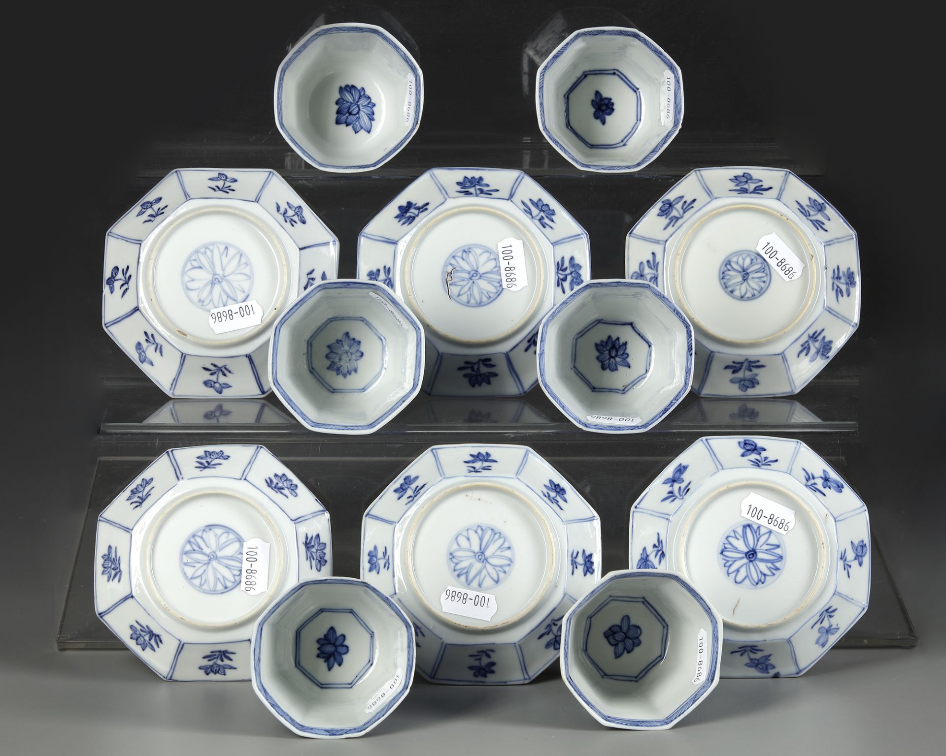 A SET OF SIX BLUE AND WHITE CUPS AND SAUCERS, KANGXI PERIOD (1662-1722) - Image 4 of 4