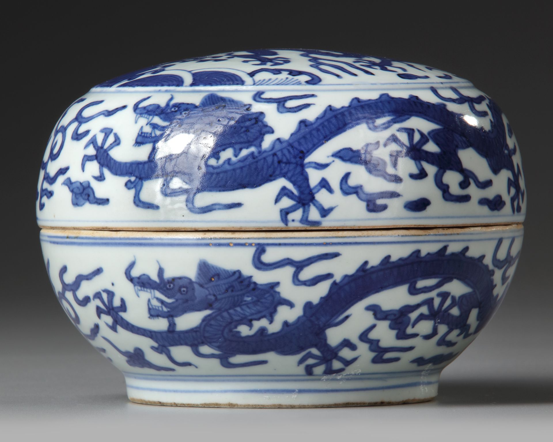 A CHINESE BLUE AND WHITE BOX AND COVER, QING DYNASTY (1644–1911) - Image 2 of 4