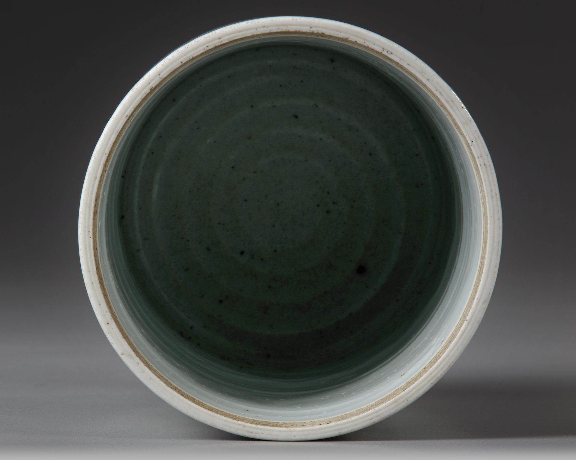 A CHINESE FAMILLE VERTE BRUSH POT, BITONG, QING DYNASTY (1644- 1911) - Image 3 of 4
