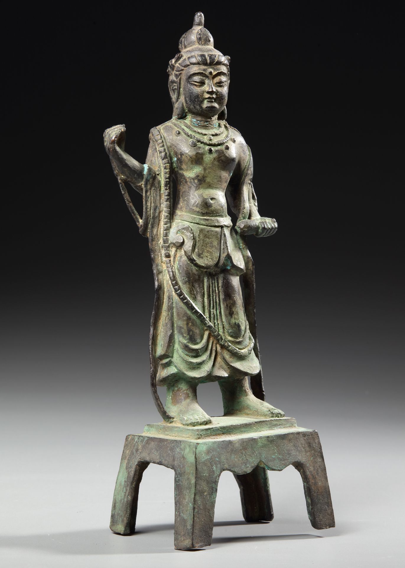 A CHINESE BRONZE FIGURE OF GUANYIN, 17TH CENTURY - Image 6 of 7