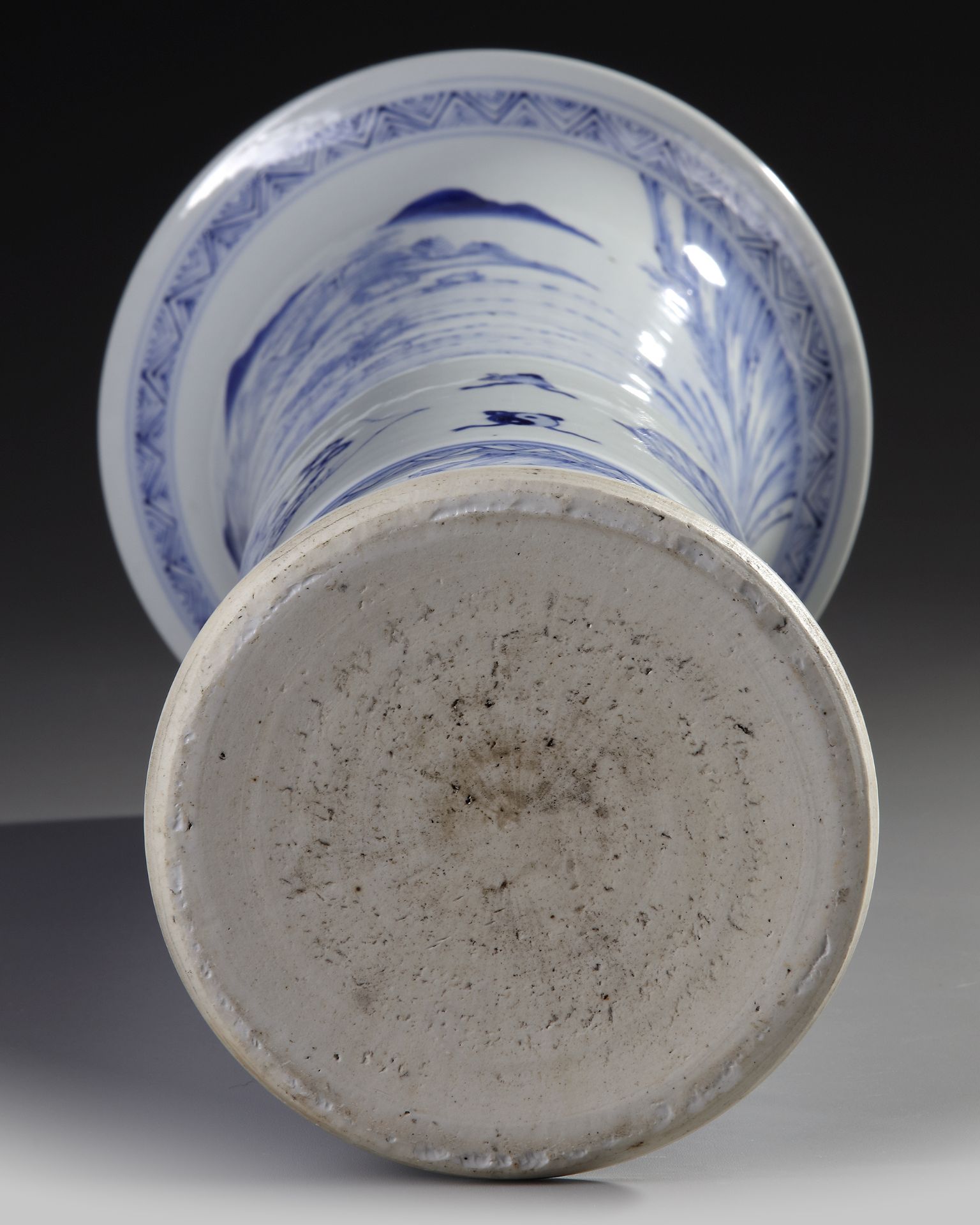 A CHINESE BLUE AND WHITE GU VASE, QING DYNASTY (1644-1911) - Image 4 of 4