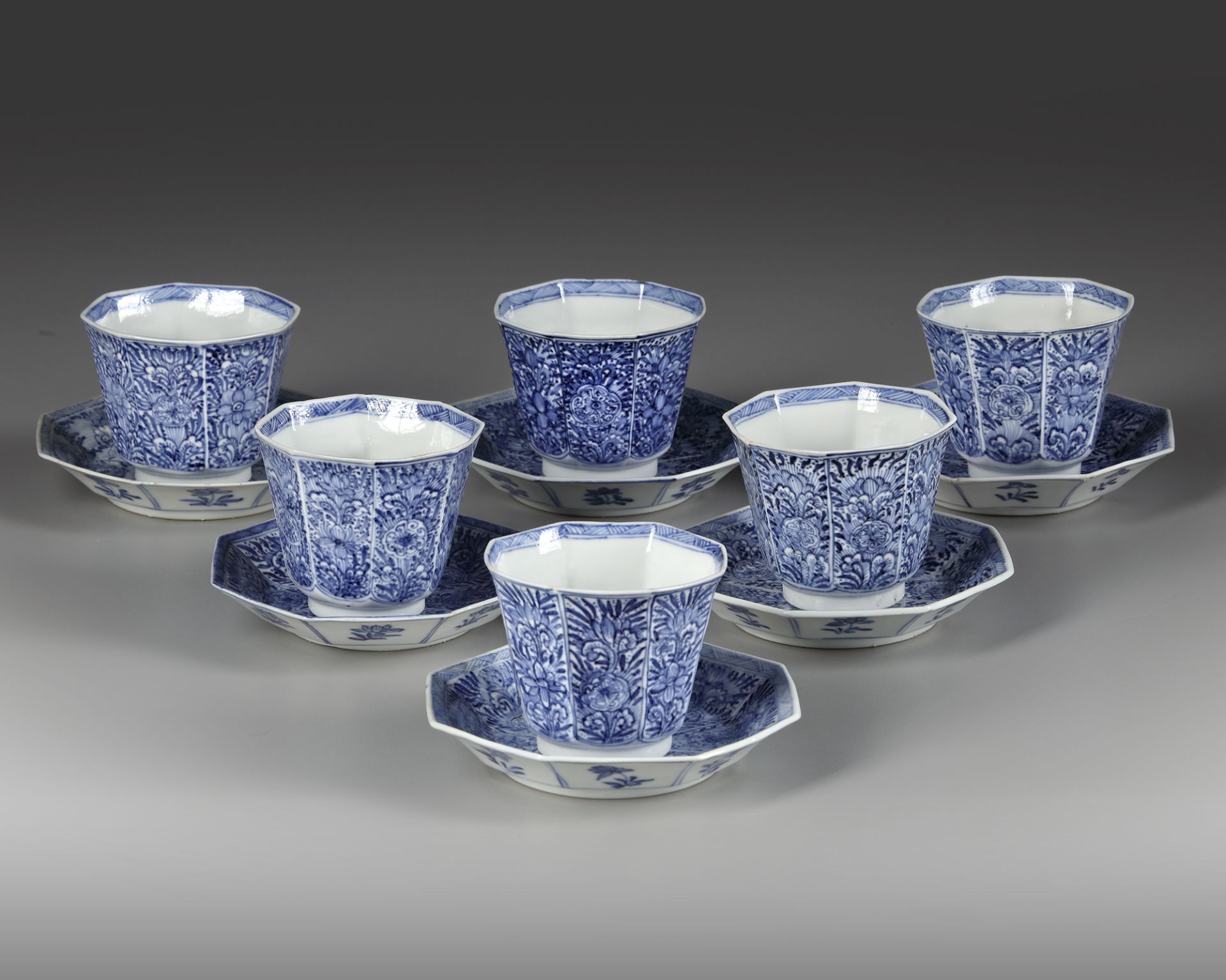 A SET OF SIX BLUE AND WHITE CUPS AND SAUCERS, KANGXI PERIOD (1662-1722) - Image 2 of 4