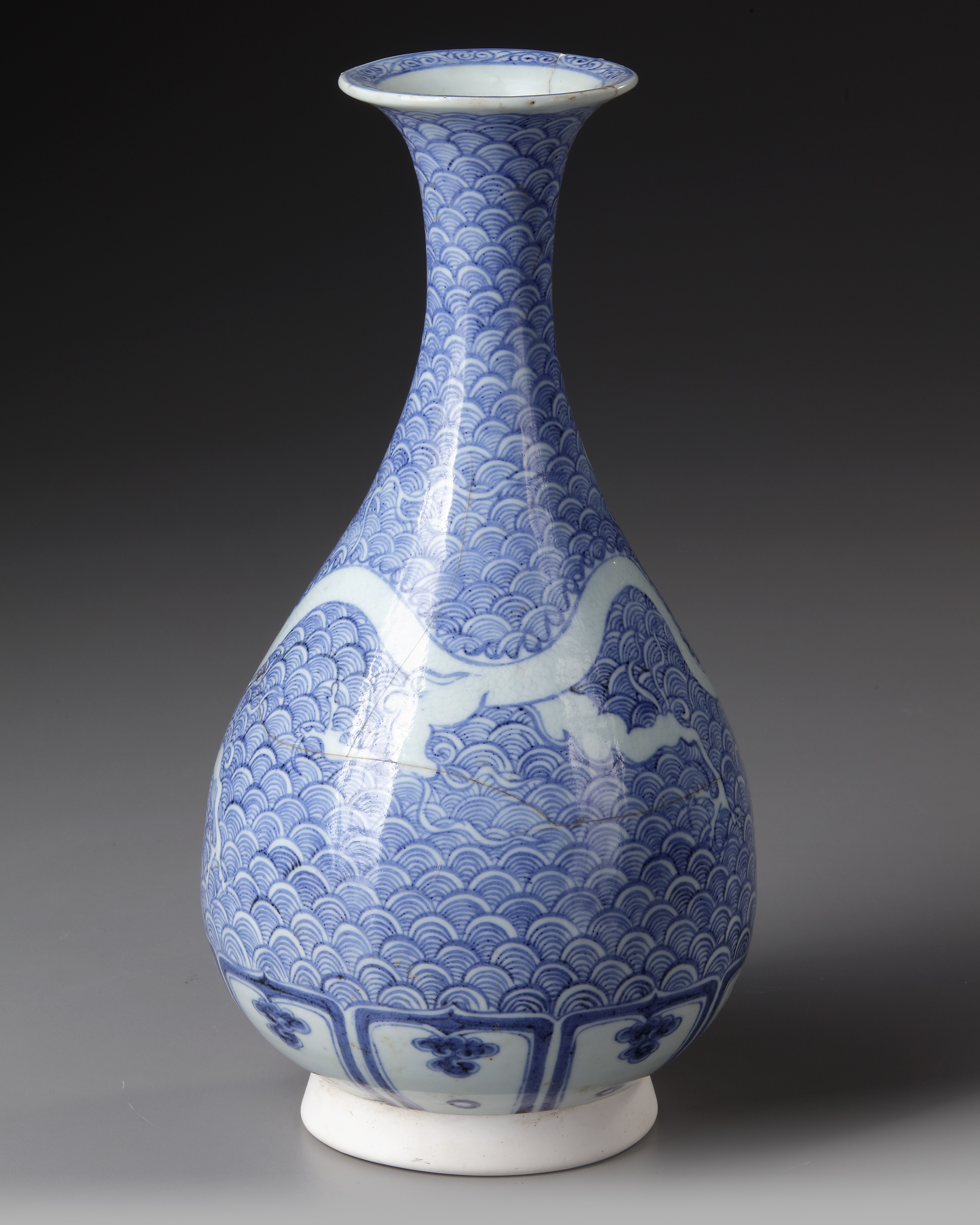 A CHINESE BLUE AND WHITE DRAGON VASE, QING DYNASTY (1644–1911) - Image 2 of 4