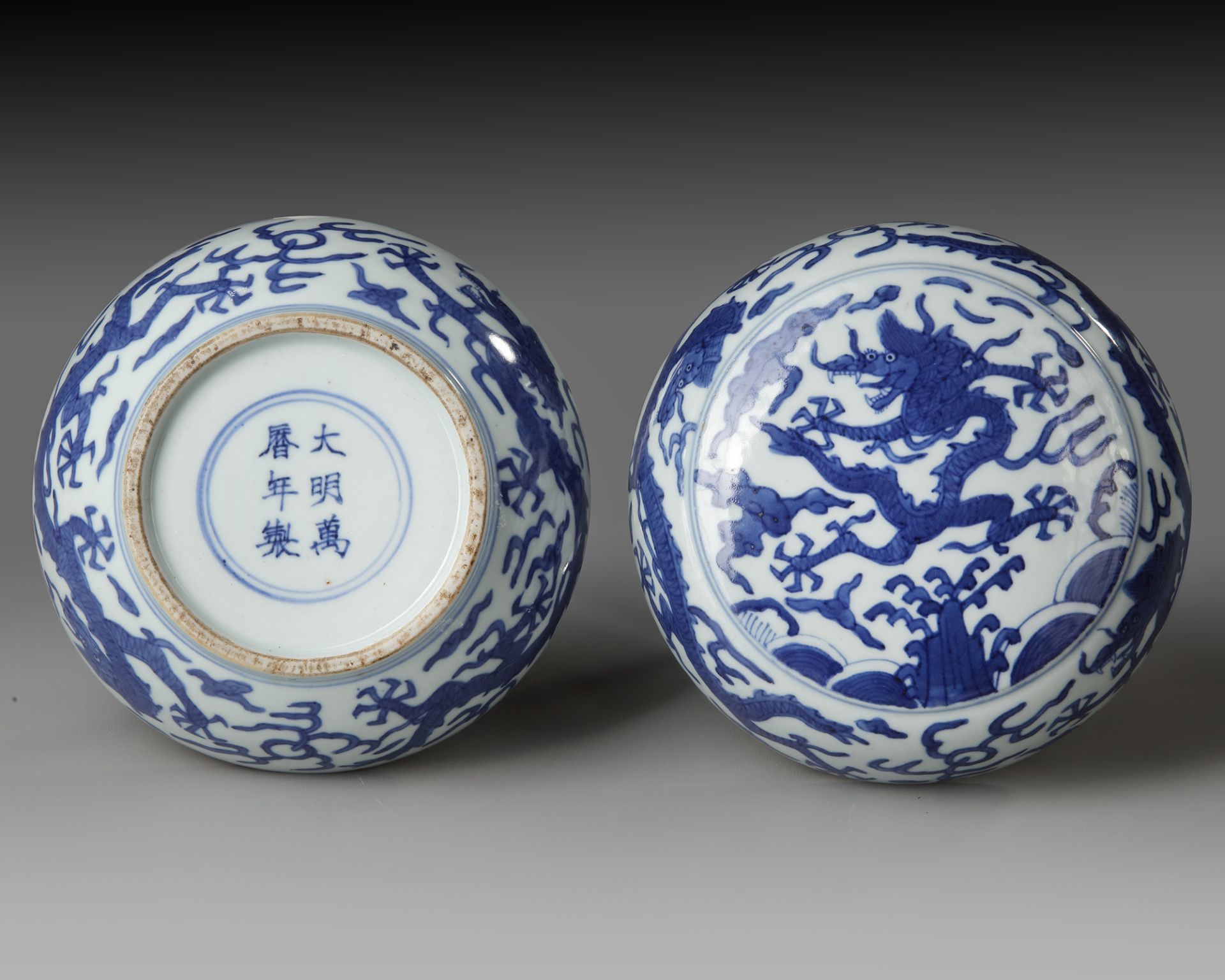 A CHINESE BLUE AND WHITE BOX AND COVER, QING DYNASTY (1644–1911) - Image 4 of 4