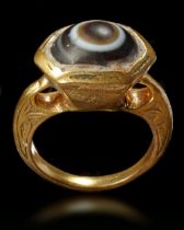 AN AGATE GOLD RING