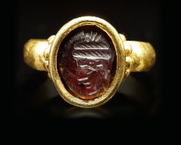 AN AGATE SEAL GOLD RING