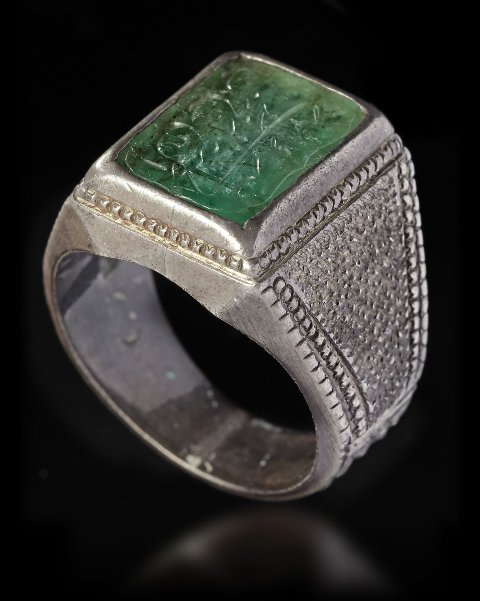 AN EMERALD SILVER RING - Bild 2 aus 3