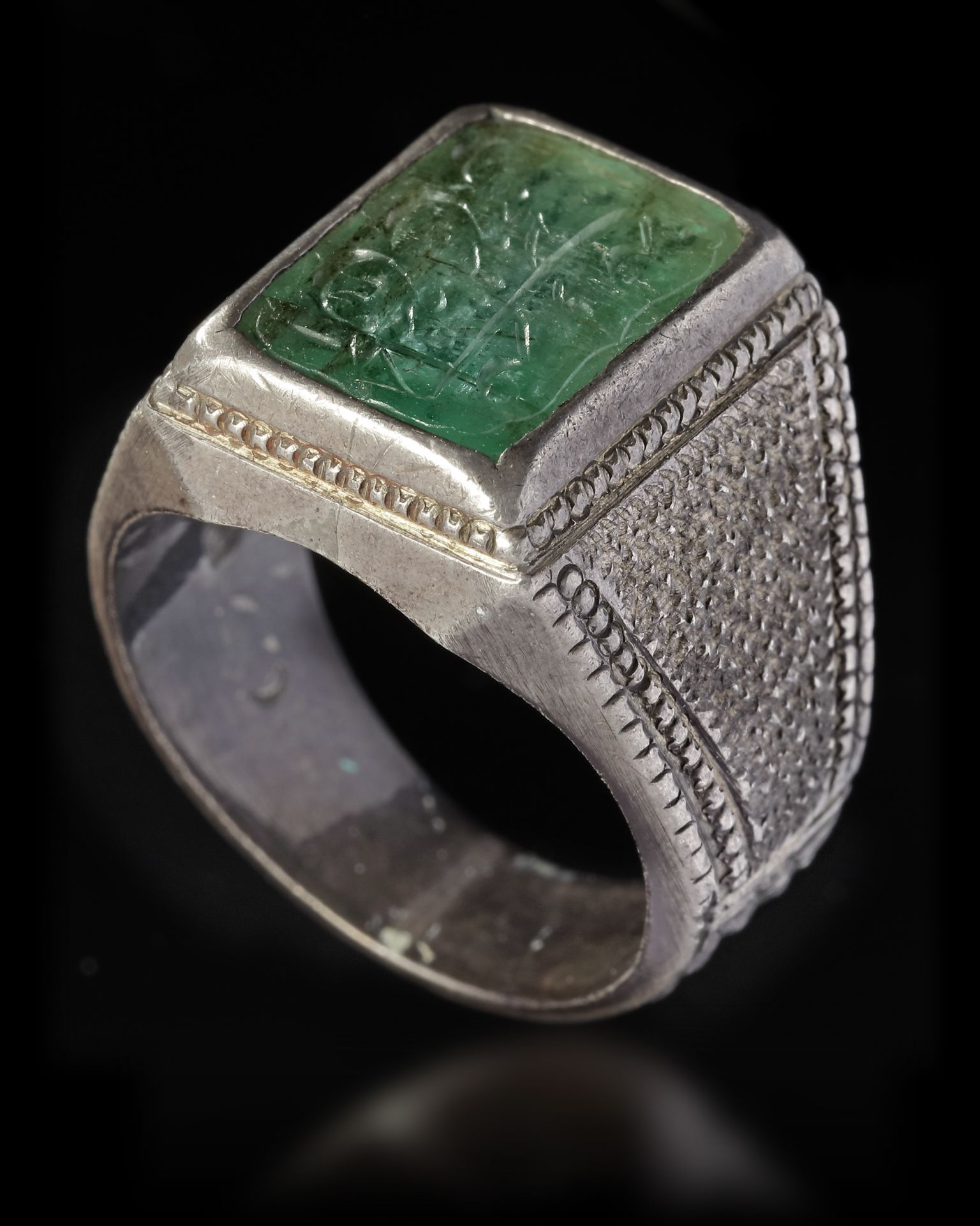 AN EMERALD SILVER RING - Image 2 of 3