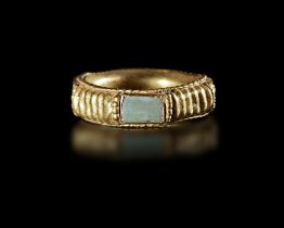 A LATE ROMAN GOLD RING WITH INLAYS, 3RD-4TH CENTURY AD
