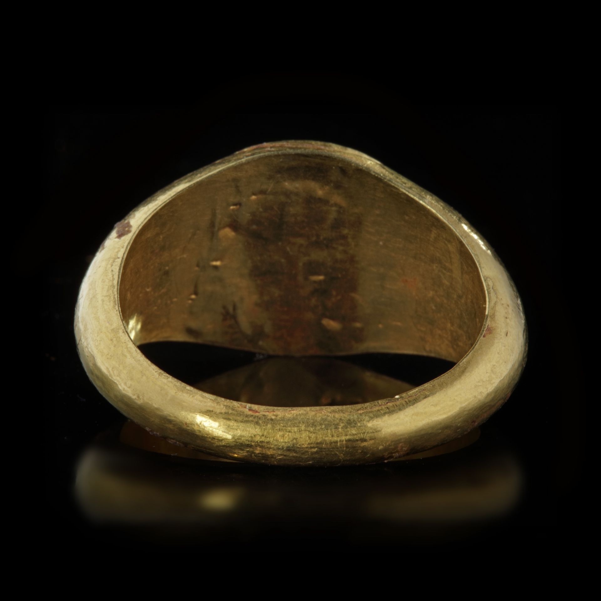 A ROMAN GOLD RING WITH AN INTAGLIO OF FORTUNA, 1ST/2ND CENTURY AD - Bild 3 aus 4