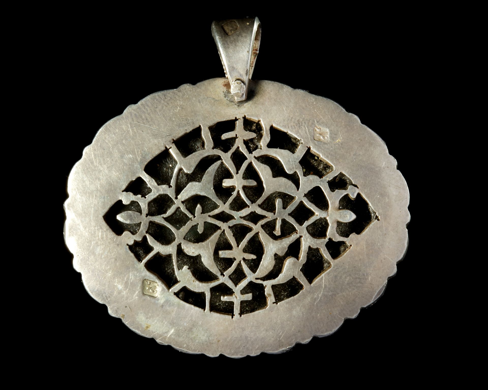 AN OVAL JADE PENDANT - Image 3 of 3