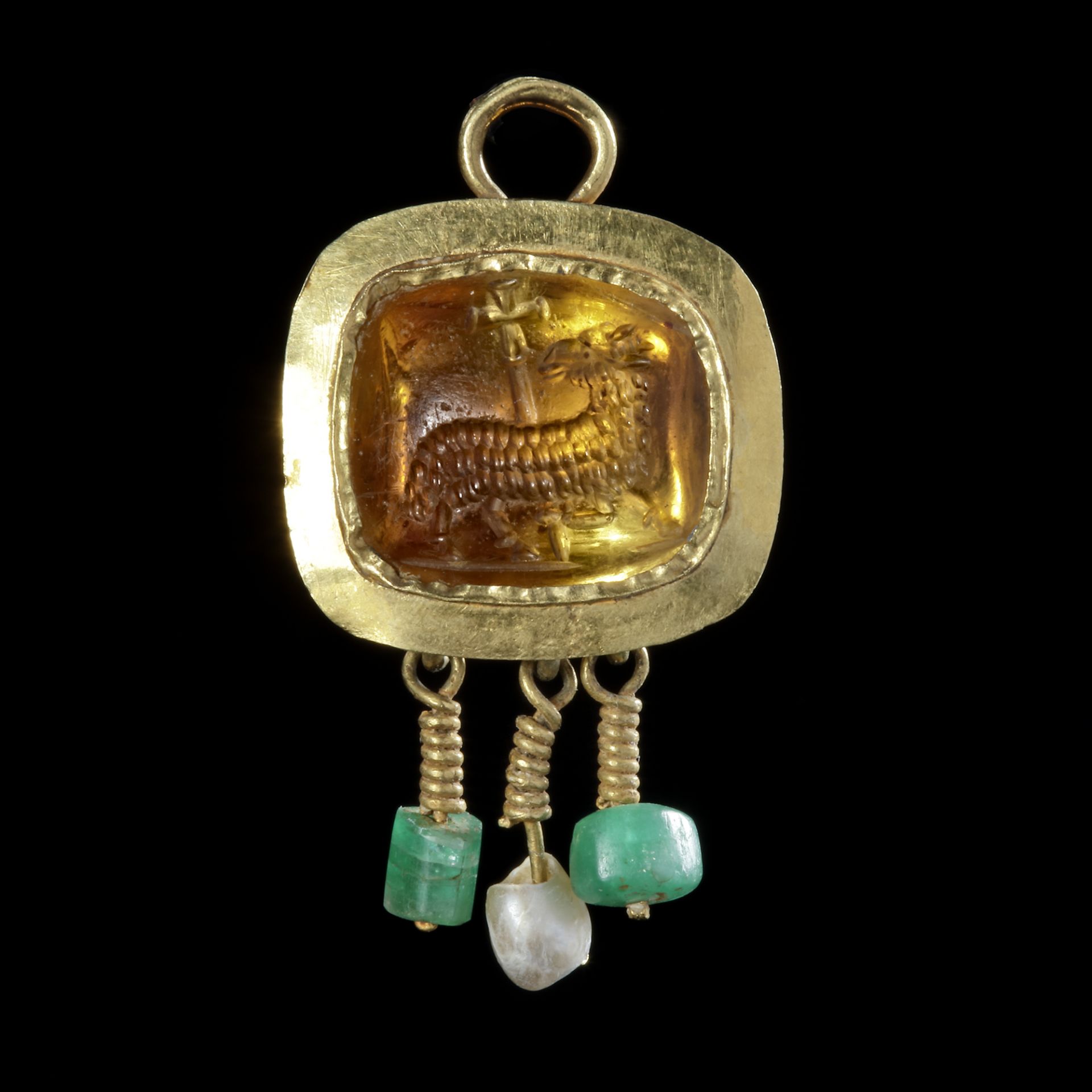 A BYZANTINE GOLD PENDANT WITH A TOPAZ INTAGLIO OF THE LAMB OF GOD, 5TH/6TH CENTURY AD - Bild 2 aus 3