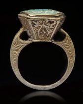 A TURQUOISE SEAL GOLD RING