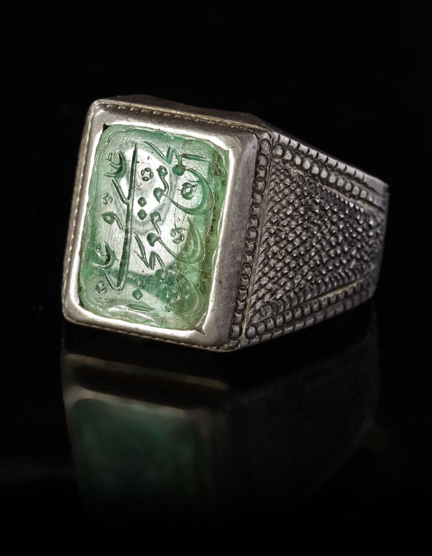 AN EMERALD SILVER RING
