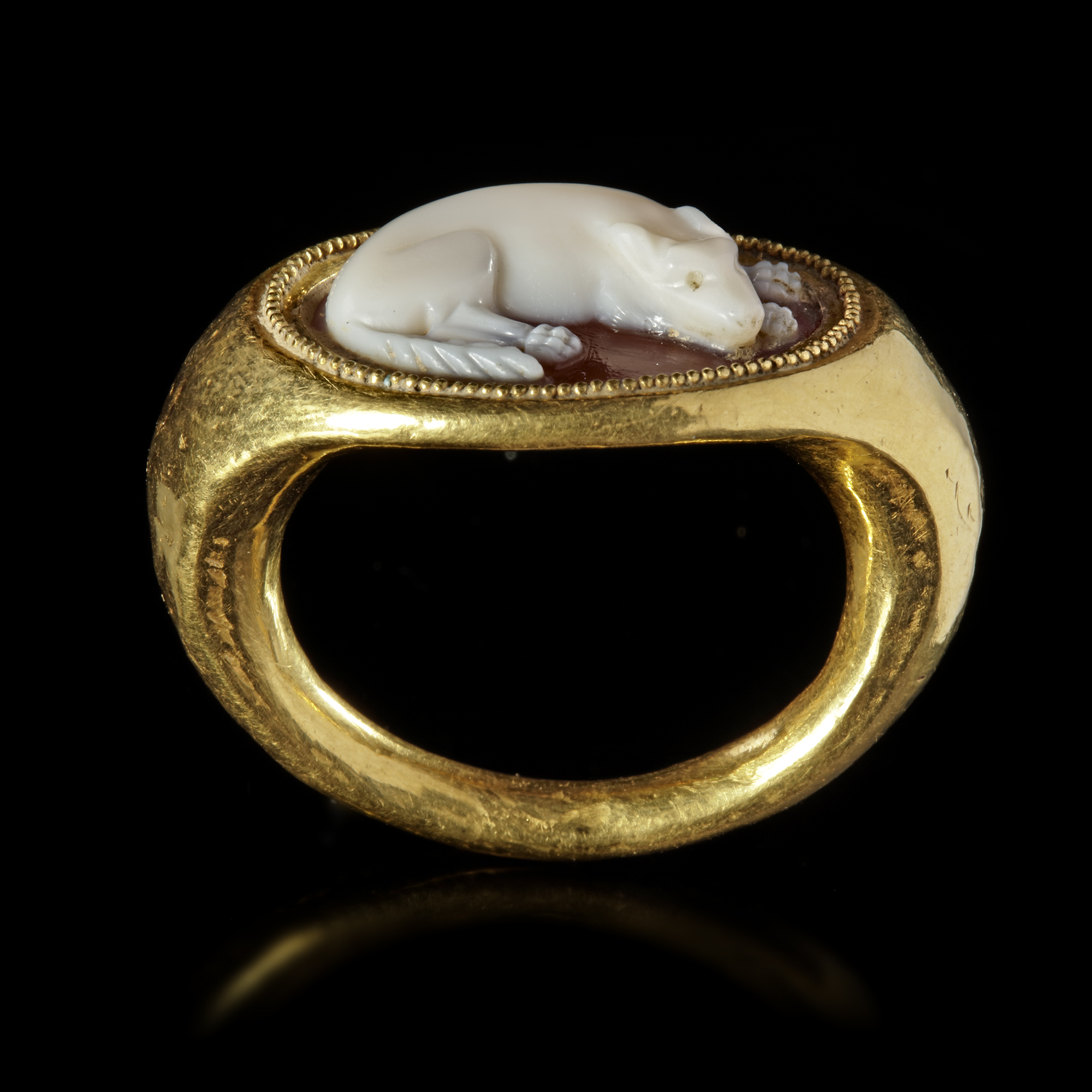 A ROMAN RING WITH A CAMEO OF A DOG, 1ST CENTURY AD - Bild 2 aus 3