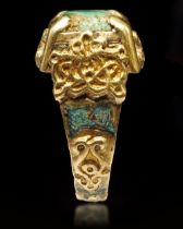 A TURQUOISE SEAL GOLD RING